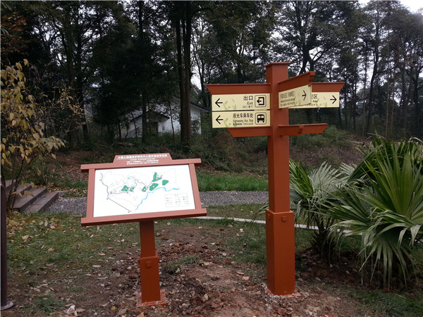 在現代大城市或一些鄉村道路上，合理的價格路標隨處可見。盡管人們在日常生活中并不太注意他們，但大多數時候他們會快速瀏覽一下，獲取他們需要的信息，然后離開。甚至一些未開化的人也樂于破壞這種公共物品。為了引起人們對導視牌的注意，我們來介紹一下導視牌的具體功能。  首先，導視牌最基本的功能是作為路標和導游卡，向來往的人們傳達各種信息，主要包括重要場所的內部結構、周圍道路和交通狀況的說明，以便人們能夠獨立、快速地找到正確的前進方向，這在高速公路或國道上是常見的。不僅如此，它還可以作為一些著名旅游景點附近建筑的文化背景介紹或名人身份介紹的載體，有利于豐富游客的文化背景知識，是一種優秀的文化宣傳手段。此外，標有“禁止”字樣的標識，如:禁止吸煙、禁止大聲喧嘩、禁止攝影等。有利于維護公共秩序，明確告知群眾哪些行為是不允許的，并對公眾產生約束作用。  其次，著名的導向標識也是美化和豐富空間環境的工具。它可以填補視覺空白，同時還可以調節和緩解公眾的視覺疲勞。一些路標將被設計得漂亮可愛，這實際上是對環境的一種點綴，使周圍的環境更加充滿活力和新鮮。眾所周知，如果你在高速公路上開很長時間，你會很累，因為周圍環境太單一。 然而，導向標識可以給司機提供一定的距離或各種各樣的當地信息，這可以使每個人的注意力暫時轉移，并很容易引起與車內乘客的話題?？偠灾瑢б暸圃谌藗兊娜粘Ｉ钪蟹浅Ｖ匾]有它，人們將很難找到前進的正確方向，空間環境將不會豐富和美麗。  因此，平時人們應該愛護公共場所的導向標識，不要讓它們成為自己享樂的代價，充分發揮它們的使用價值。